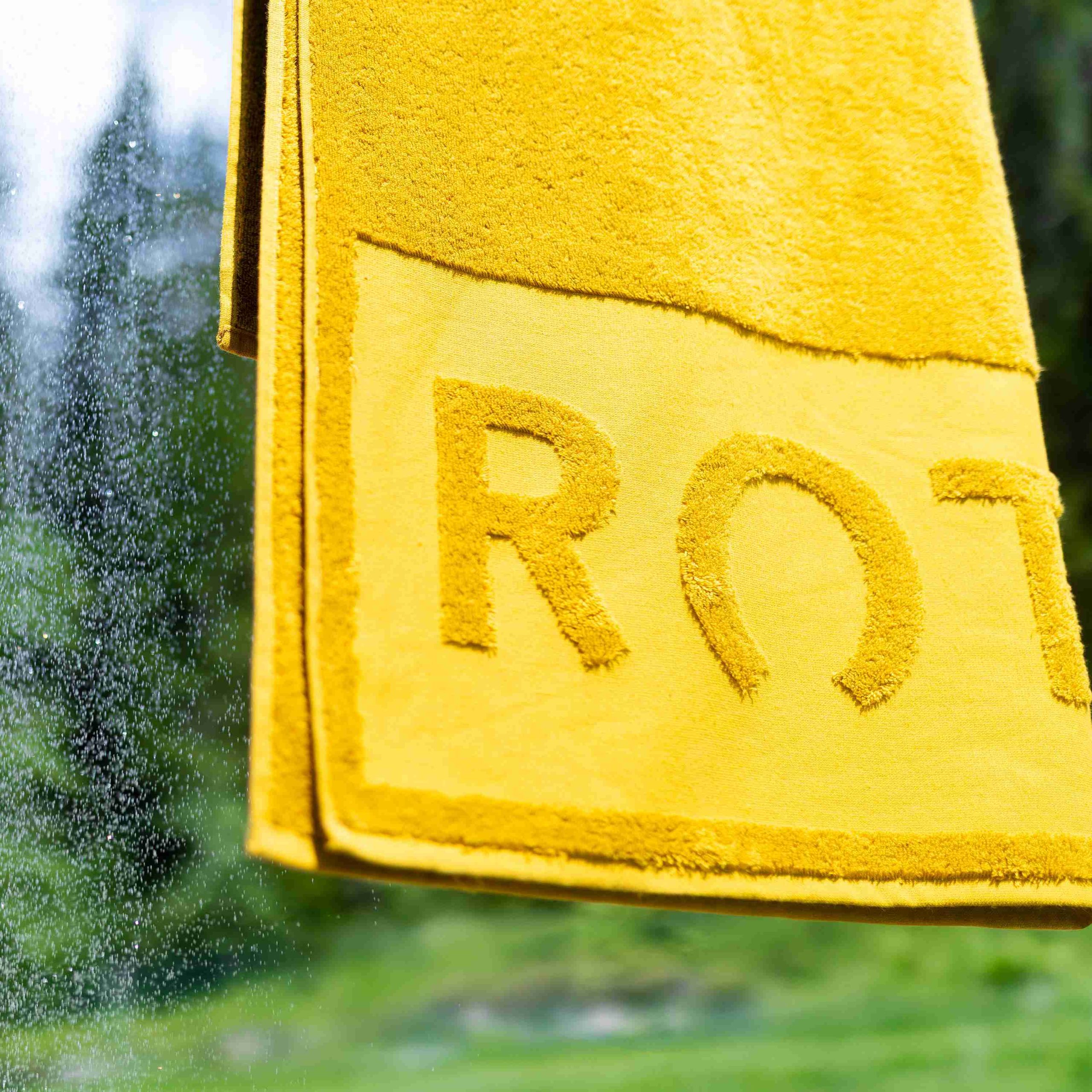 ROTAUF UND WESETA LANCIEREN GEMEINSAMES BADETUCH – EIN UNIKAT AUS DER SCHWEIZ